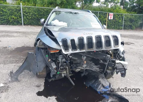 2017 Jeep Cherokee Latitude 4X4 z USA, uszkodzony, nr VIN 1C4PJMCB3HW528317